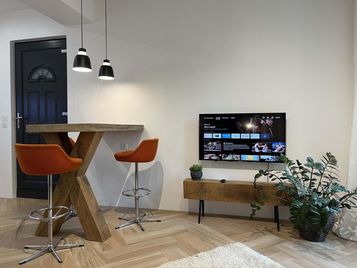 Bel Appartement Au Centre Du Vieux Joigny Kültér fotó